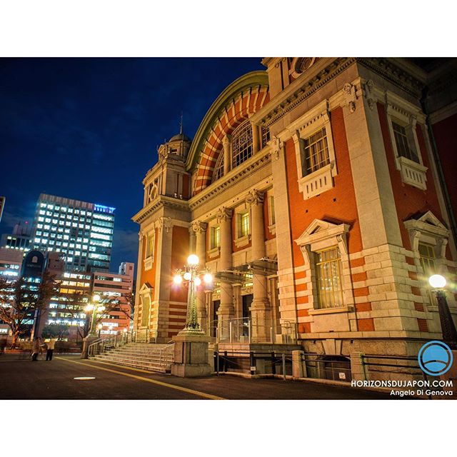 Illumination nocturne sur le Osaka City Central Public Hall