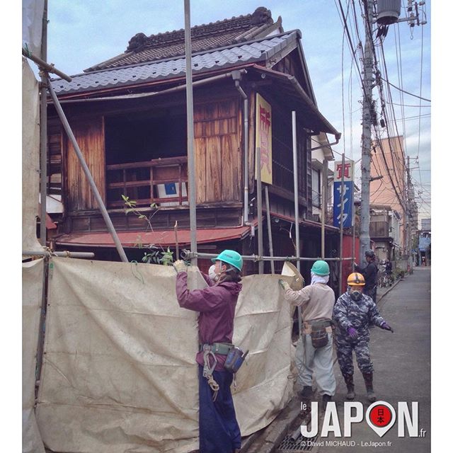 Adieu vieille maison centenaire en bois… Bonjour DutyFree Shop en PVC… #NotCoolJapan #Tokyo2020 #Japon cc @horizonsdujapon