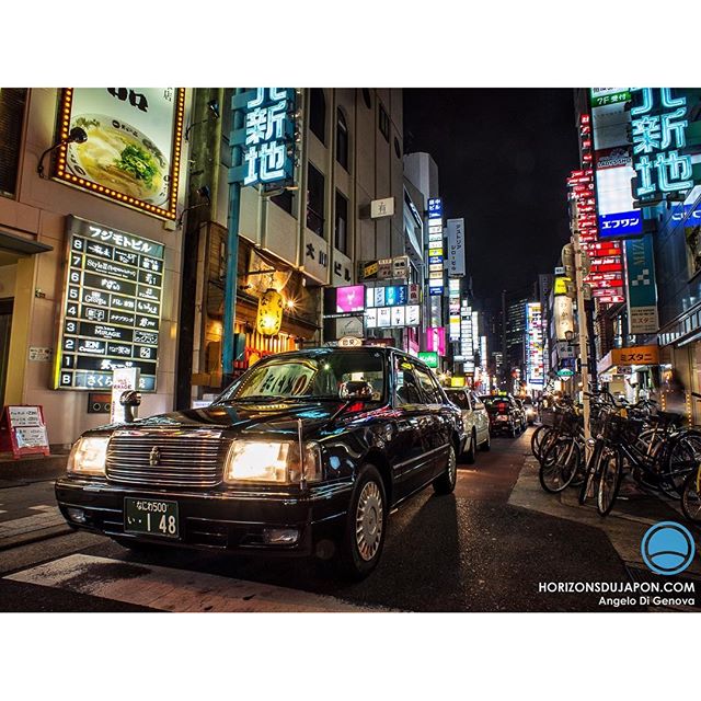 La danse des taxis le soir venu dans le quartier de Kitashinchi, où se concentrent bar à hôtesses, clubs et restaurants étoilés