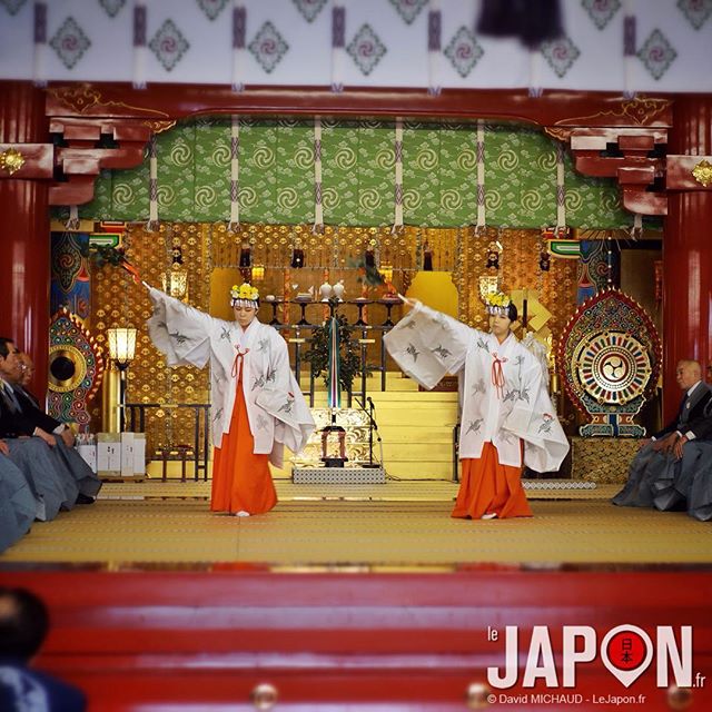 Invocation des esprits par la danse des Miko dans un sanctuaire shintoïste !