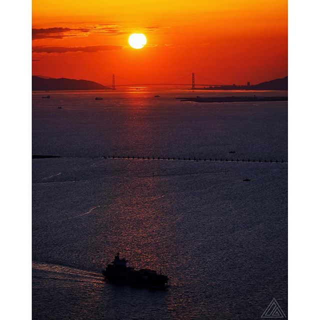 Soleil couchant du 12 mars dans la baie d’Osaka, avec à l’horizon le superbe pont Akashi Kaikyo !