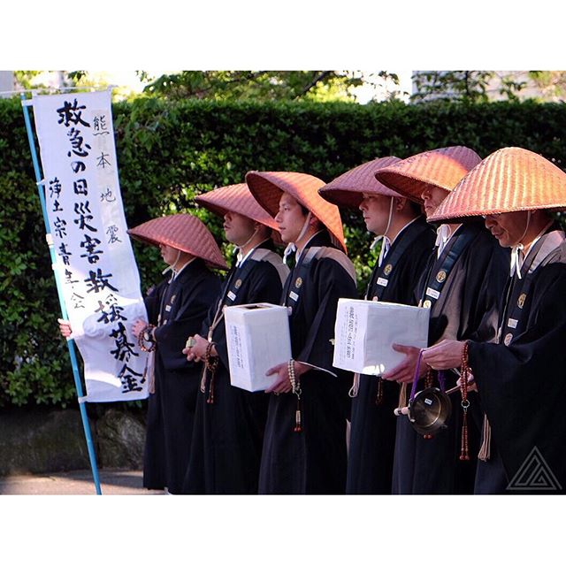 Des moines réunis en chants dans le but de récolter des fonds pour les victimes des séismes à Kyushu