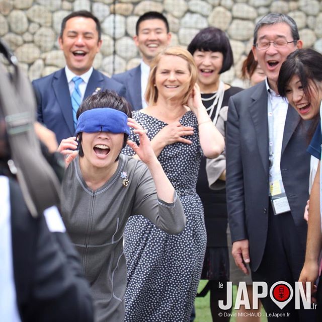 Les first-ladys testent le foot pour aveugles. Madame Abe a cartonnée un journaliste ! :D #Abe #G7 #iseshimasummit #IseShima #g7summit