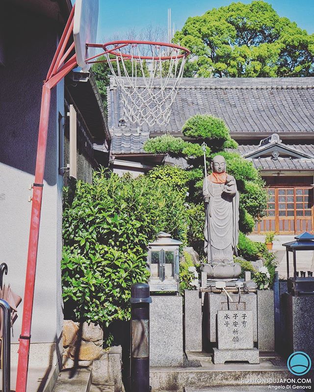 Il y a un Jizo pour tout au Japon. Vous pensez que celui-ci c’est le Jizo protecteur de la NBA ?