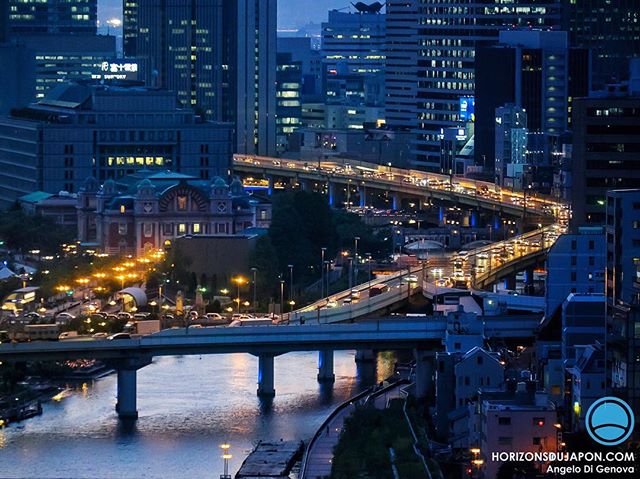 Autoroute aérienne au dessus de l’Aqua Métropolis d’Osaka