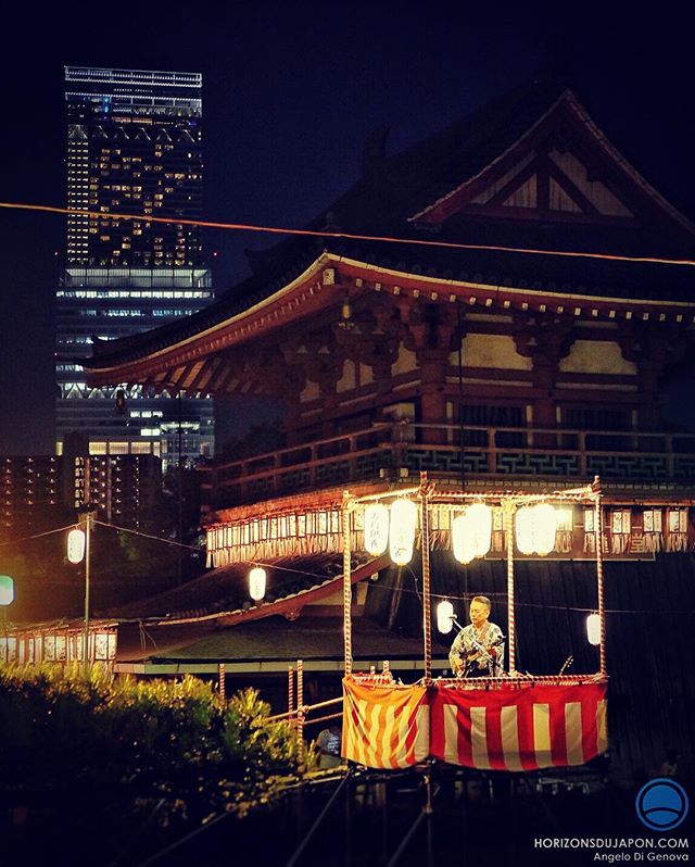 La fête des morts au Japon, des danses, de la guitare électrique, des kimono et des temples illuminés aux pieds des buildings