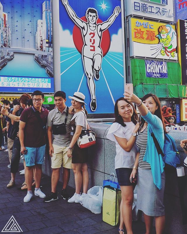 Tout le monde veut se prendre en photo devant le panneau Glico à Osaka !
