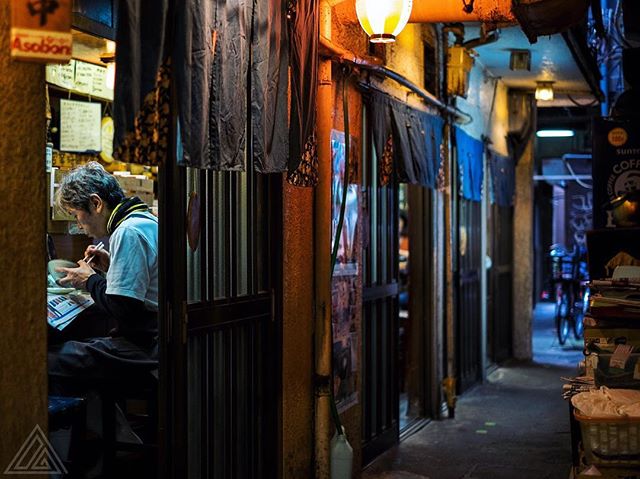 – Shokuji Time –
J’adore ces ruelles cachées baignées dans la pénombre. Chaque entrée de lumière est une invitation pour vivre un un moment digne d’une scène de film