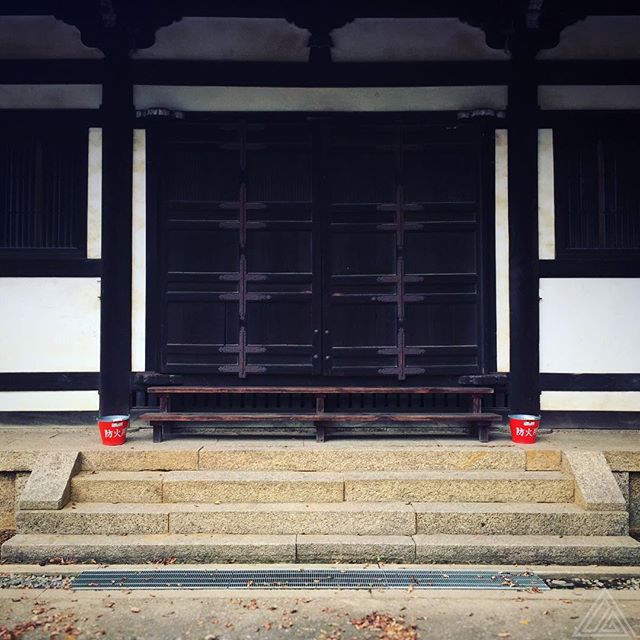 Les seaux d’eau aux abords des bâtiments en bois. Les seuls garants de la survie de structures fragiles d’où émane ce charme si propre au Japon.