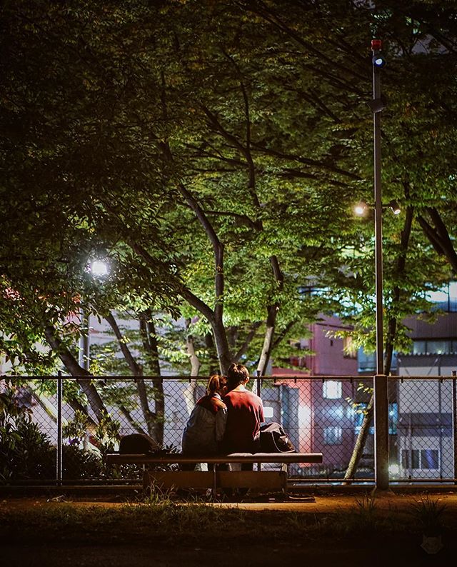 Les amoureux qui s’bécotent sur les bancs publics