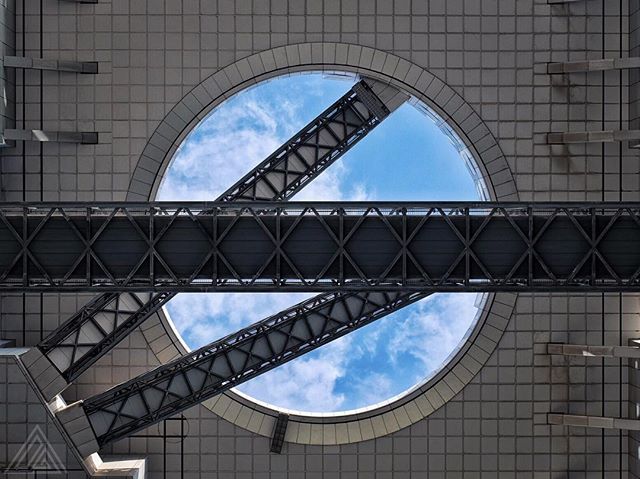 Sous les structures flottantes du Sky Building