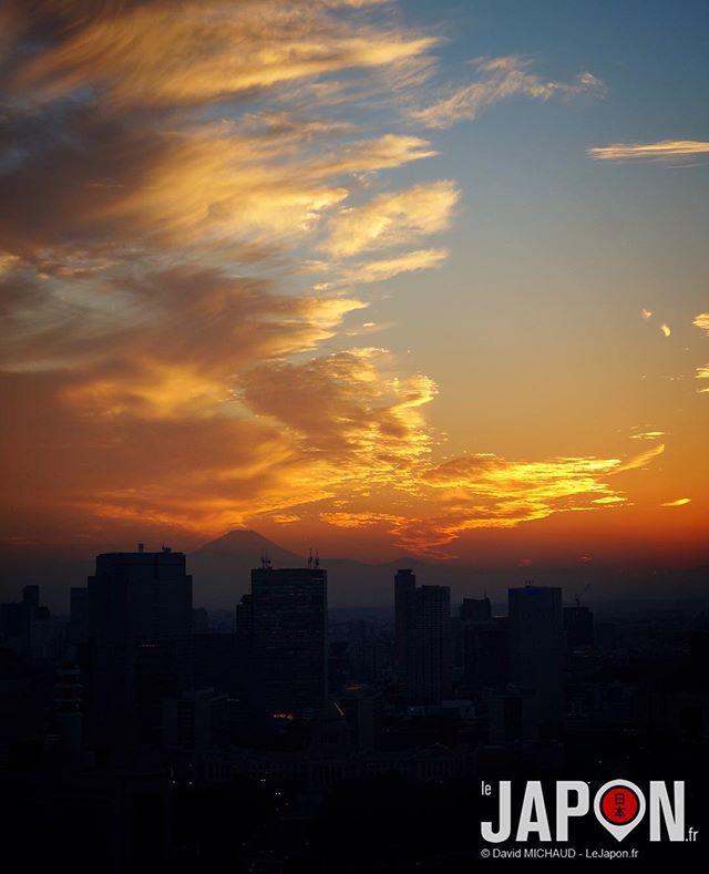 Couché de soleil bleu blanc rouge sur Tokyo ce soir avec le Fuji san ! Et vous ?