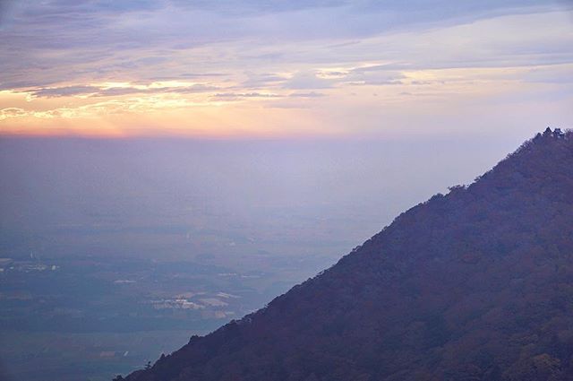 Du haut de la montagne Tsukuba, Izanagi et Izanami contemplent leur création