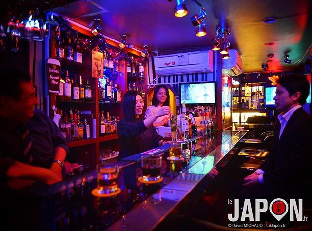 Ambiance colorée & familiale, bonne musique (J ou K-pop, US, FR…), rencontres… -> Secret Bar à Shin-Okubo (juste après le 7/11) ! Pas de charge (500¥) si vous venez de ma part 😉