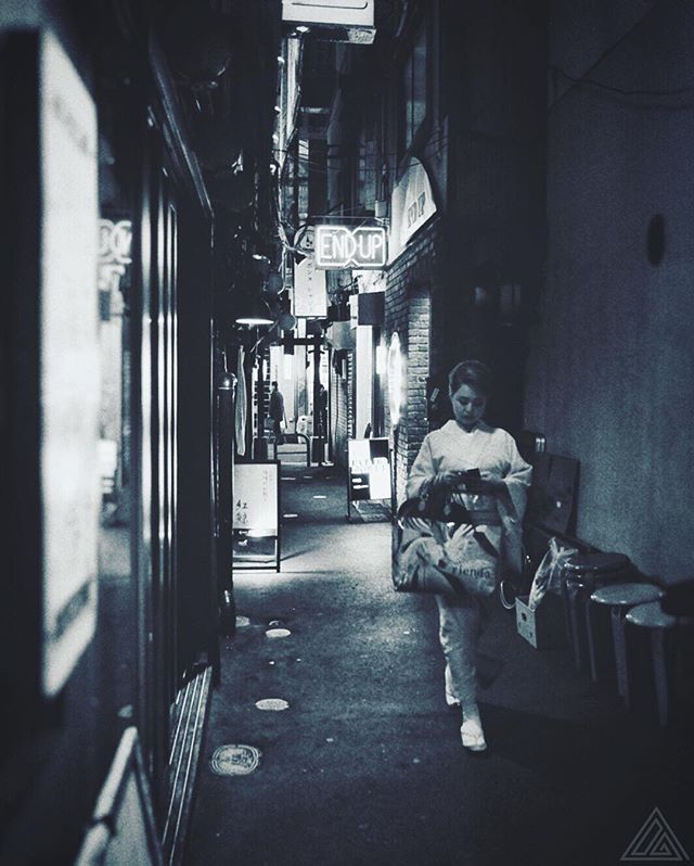 Les lumières artificielles prennent le relais du soleil, parti éclairer d’autres horizons. La vie nocturne se met en place et les petites ruelles sombres s’illuminent de kimono colorés. La nuit au Japon est surtout le symbole du réconfort après l’effort journalier.