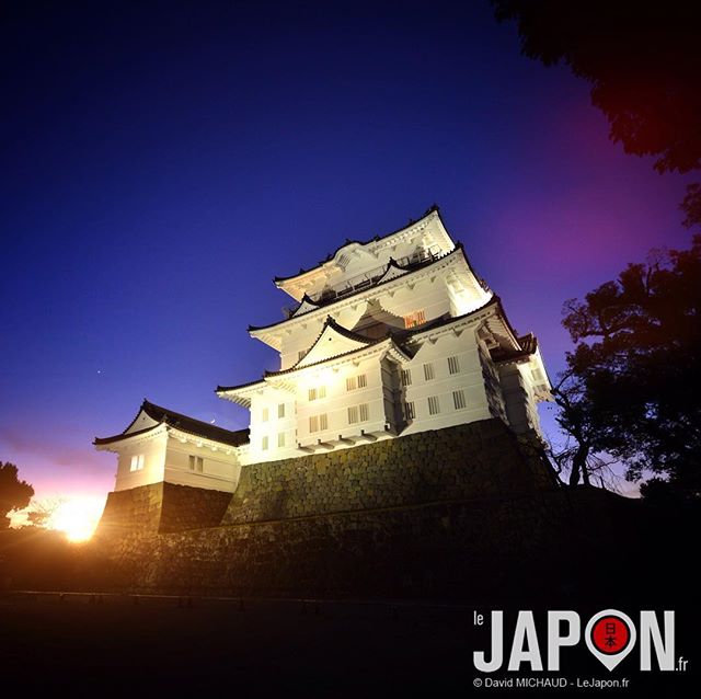 Château d’Odawara by night ! 😙 Vous pouvez comparer avec @horizonsdujapon (qui a inspiré la photo) @geoffsuteki @loeildutako & @tanukitsuneko @manikenoke