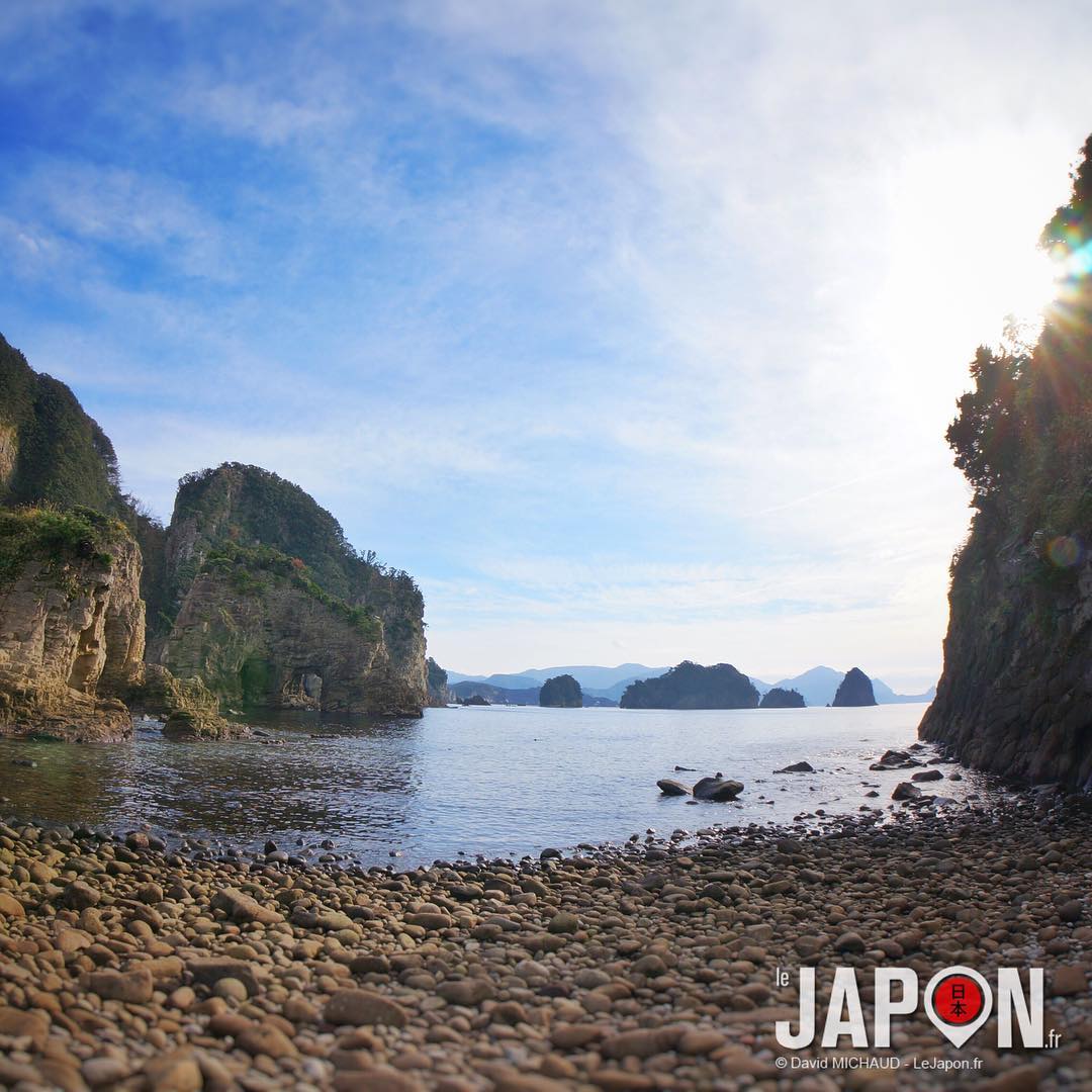 Formations rocheuses volcaniques ! Ce sont les restes des cheminées des anciens volcans d'Izu qui ont créées ces îles 🙄