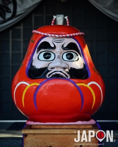 Le Daruma à l’entrée du Toidarumadera. On n’a pas payé les 500 Yens pour entrer voir « le plus grand Daruma du Japon » car ça faisait un peu piège à touriste (japonais)… #土肥 達磨寺 #Izu #toidarumadera