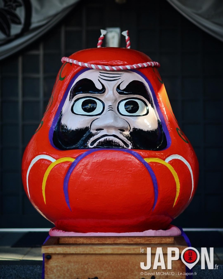 Le Daruma à l’entrée du Toidarumadera. On n’a pas payé les 500 Yens pour entrer voir « le plus grand Daruma du Japon » car ça faisait un peu piège à touriste (japonais)… #土肥 達磨寺 #Izu #toidarumadera