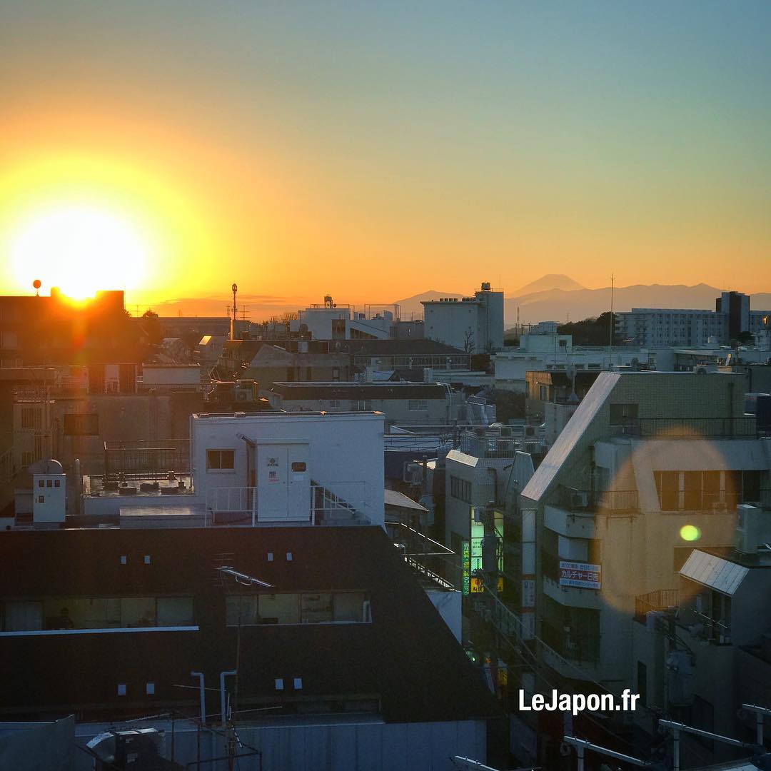 Dernier couché de soleil 2016 avec le majestueux Fuji san ! Merci de me suivre et à l'année prochaine ! Excellent réveillon à vous tous 🎉😘