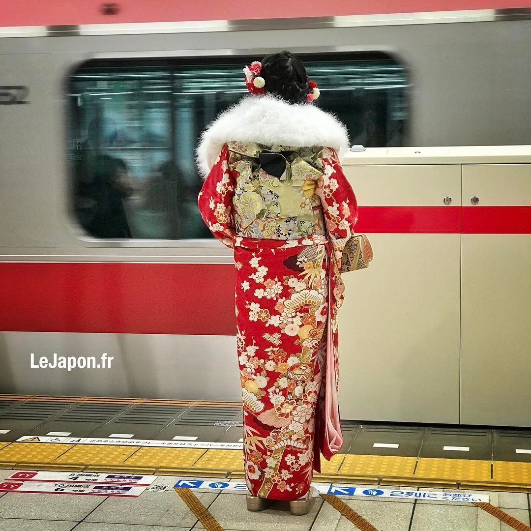 Le train passe version kimono de Seijin Shiki (cérémonie pour le passage à la majorité) 😗