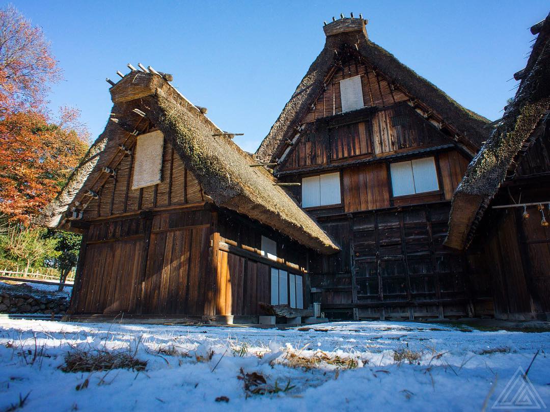 Ferme au toit de chaume de type Gassho-zukuri comme on en trouve dans la région de Gokayama, au cœur des alpes japonaises