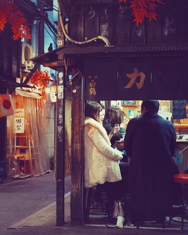 Balade dans Omoïde Yokocho et ses innombrables izakayas spécialisés dans les yakitoris