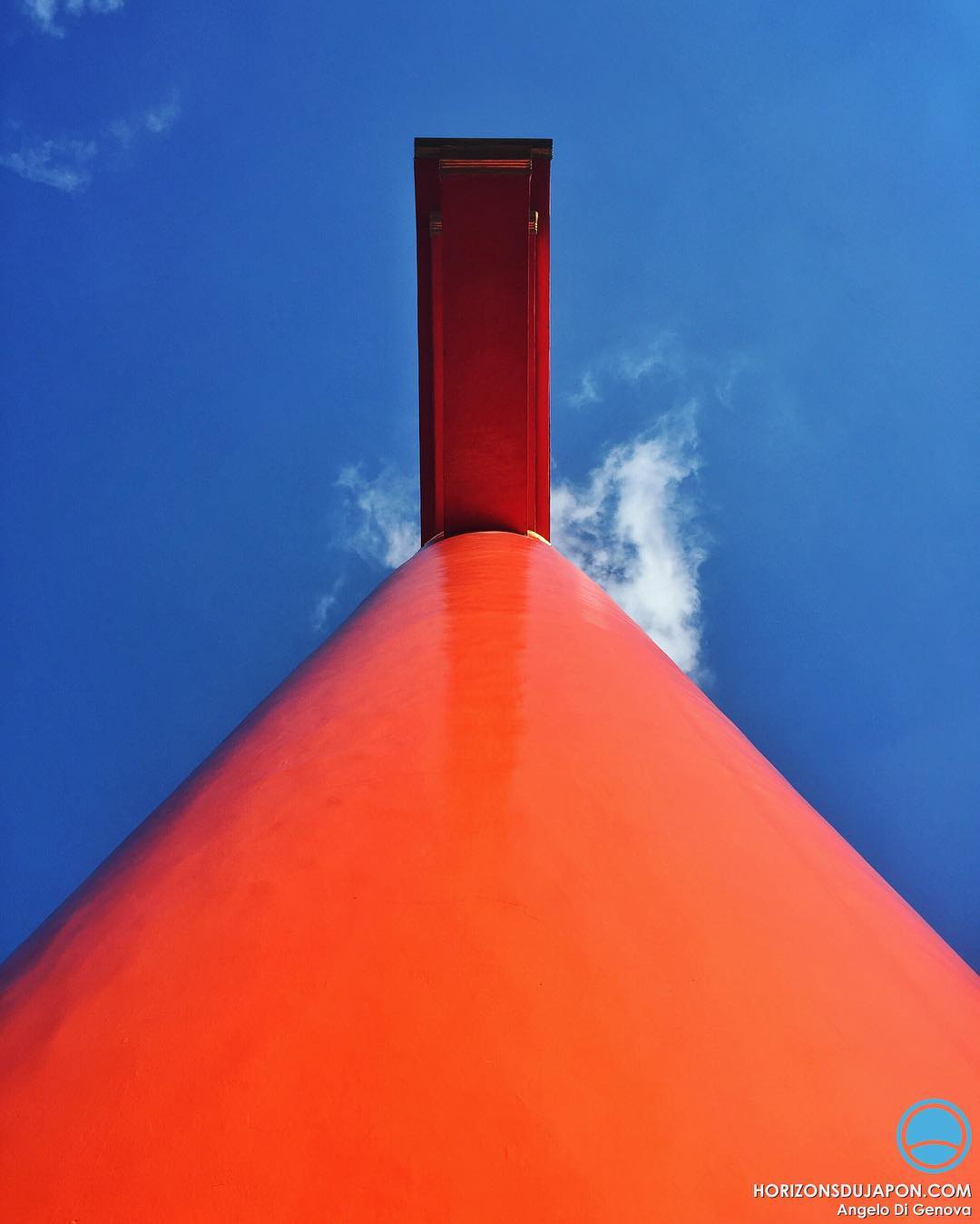 C'est toujours intéressant de regarder les choses sous un autre angle.
Ici le grand Torii du sanctuaire Heian à #Kyoto