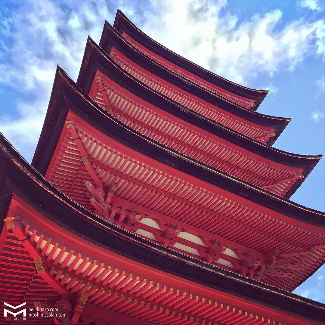 Une pagode rouge cinabre sur fond de ciel céruléen et hop !