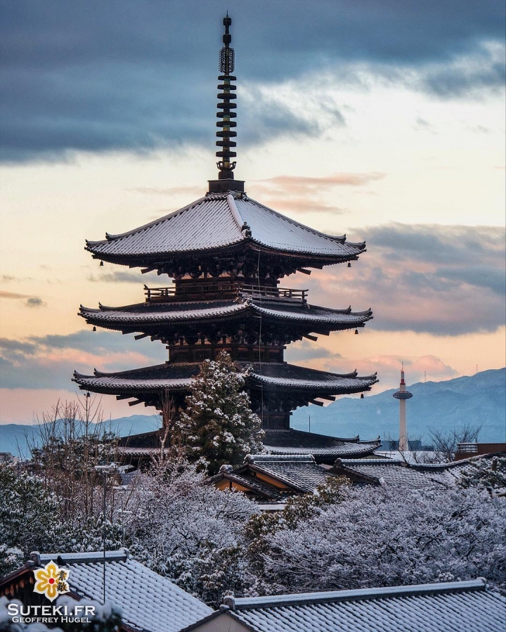 L’ancienne pagode face à la (pas si) nouvelle tour #japon #kyoto