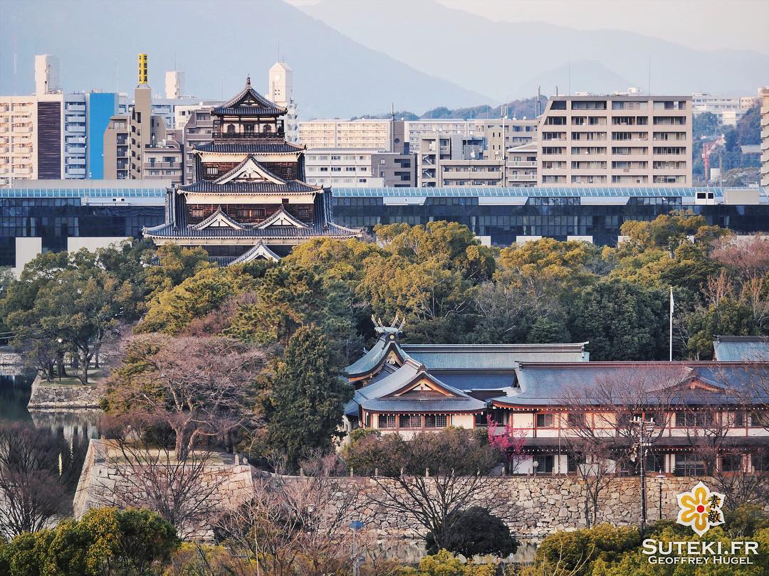 Joli point de vue sur le château de Hiroshima grâce à l'ami @loeildutako #japon #hiroshima