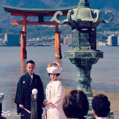 Timing parfait… pour les mariés ! Pas de bateaux, de pirogues, de S.U.P ou de jet skis sous le torii…