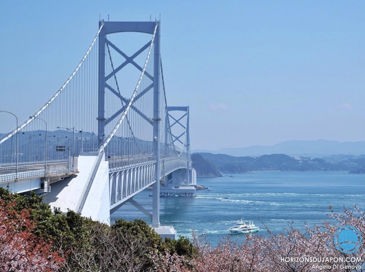 Le pont de Naruto au dessus de la mer avant que les tourbillons n’apparaissent