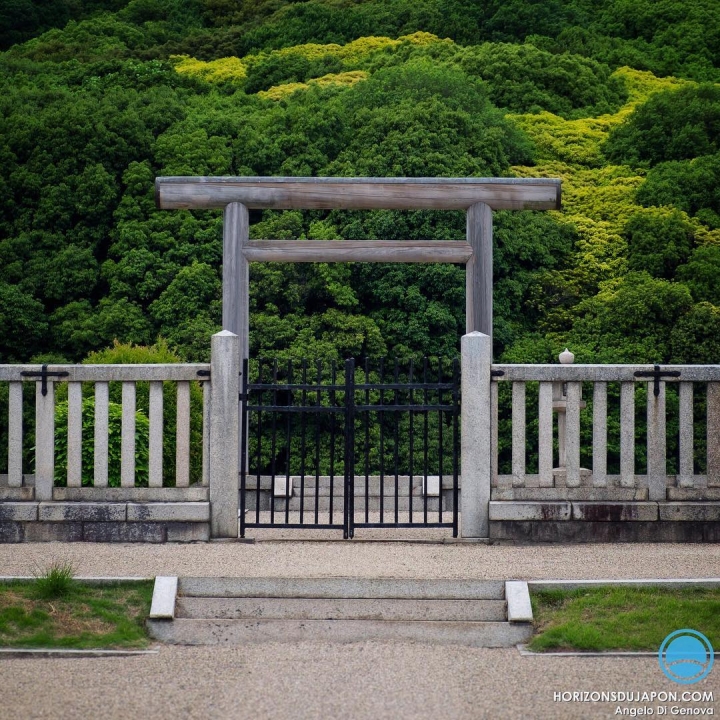 Il y a dans la préfecture d’Osaka un des lieux les plus sacrés pour le shintoïsme et la famille impériale. Mais les lieux les importants ne sont finalement que rarement prisés des voyageurs étrangers. 
Il y a des raisons à cela mais c’est toujours étonnant de constater que ce qui devient touristique n’est pas forcément proportionnel à l’importance historique.