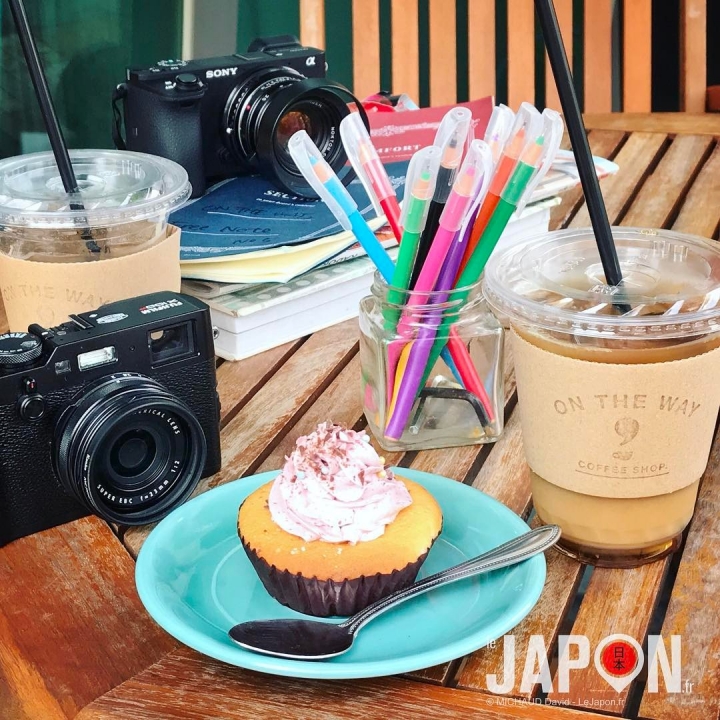 Petit déjeuner tranquille et coloré avec l’ami @tanukitsuneko au On The Way @onthewaycoffeecupcake du côté de Shimo Kitazawa le quartier de @utsurururu 😉
