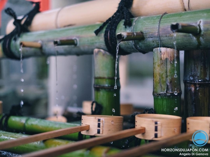 Quelques gouttes pour se purifier avant d’aller solliciter les Kami 
#osakasafari #japonsafari #shinto #fujifilmxt1 #fujifilm