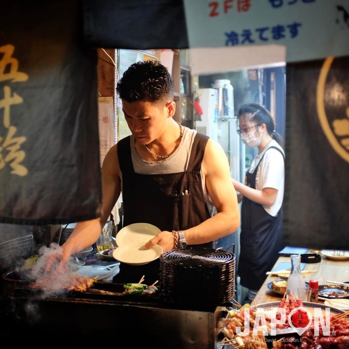 Un petit yakitori pour la route ? #Tokyo #tokyosafari #omoideyokocho #Japon #Japan