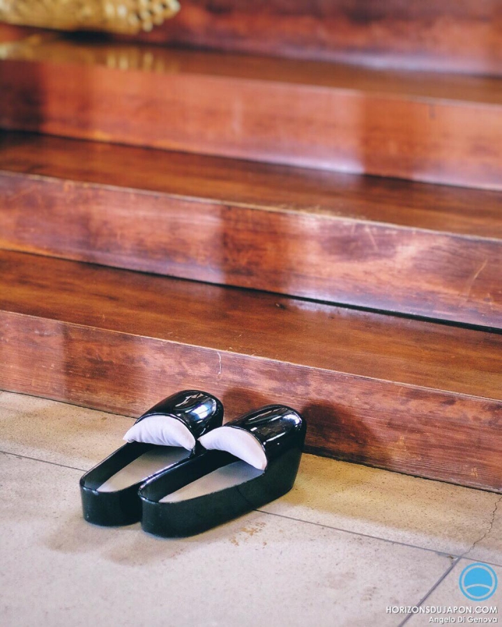 Les souliers du prêtre Shintô 
#japonsafari #osakasafari
