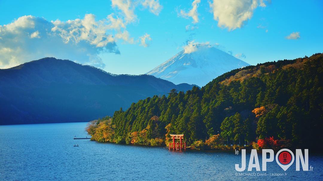 Joli panorama sur le lac Ashinoko avec le sanctuaire Hakone Jinja et surtout le sublime Fuji san !😱🗻⛩🌲 #Hakone #Fuji #Ashinoko #Japon #Japan