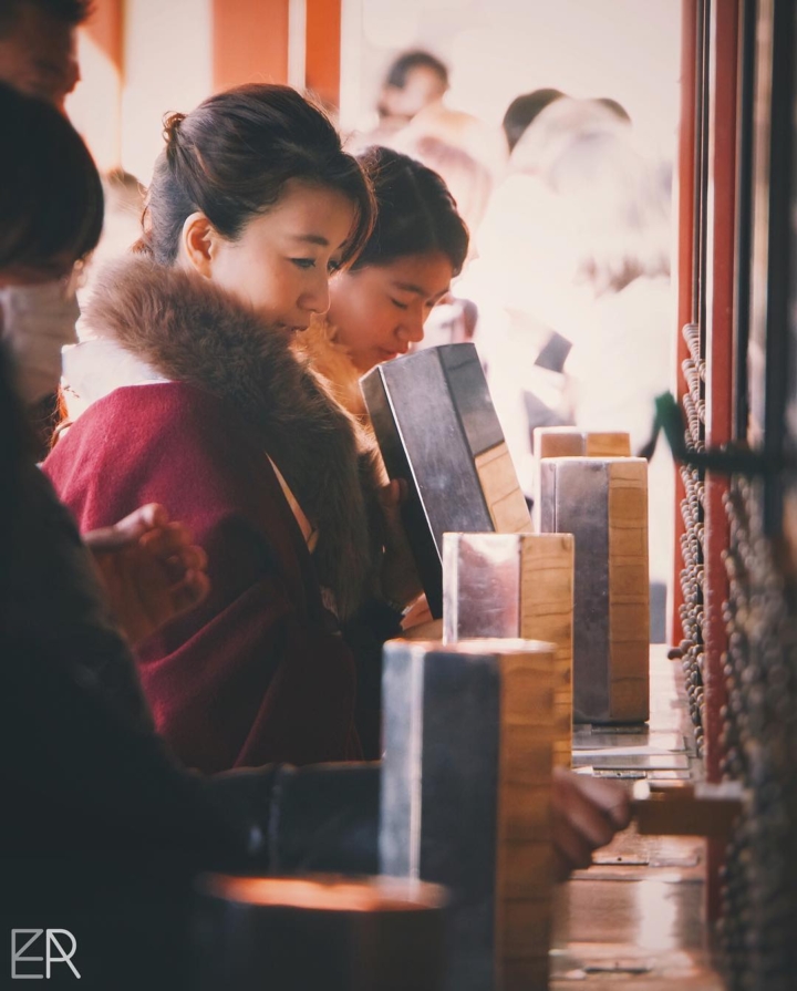 Omikuji – Lors du mois de janvier, beaucoup de japonais se rendent dans les sanctuaires et temples pour tirer leur fortune du nouvel an.