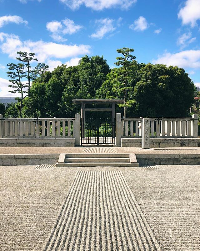 Tombe de l’Empereur Go-Nijo mort en 1308. Bien que de nombreux siècles plus tard, cette tombe ressemble encore beaucoup au Kofun antiques de Sakai. En bien plus petit par contre.