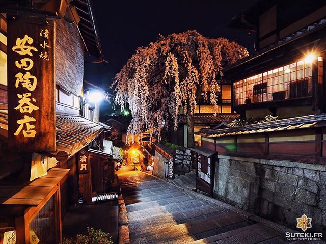 Seriez-vous prêts à attendre plusieurs heures pour n’avoir personne sur votre photo ? C’est aussi ça, l’envers de ce genre de cliché :) #japon #kyoto