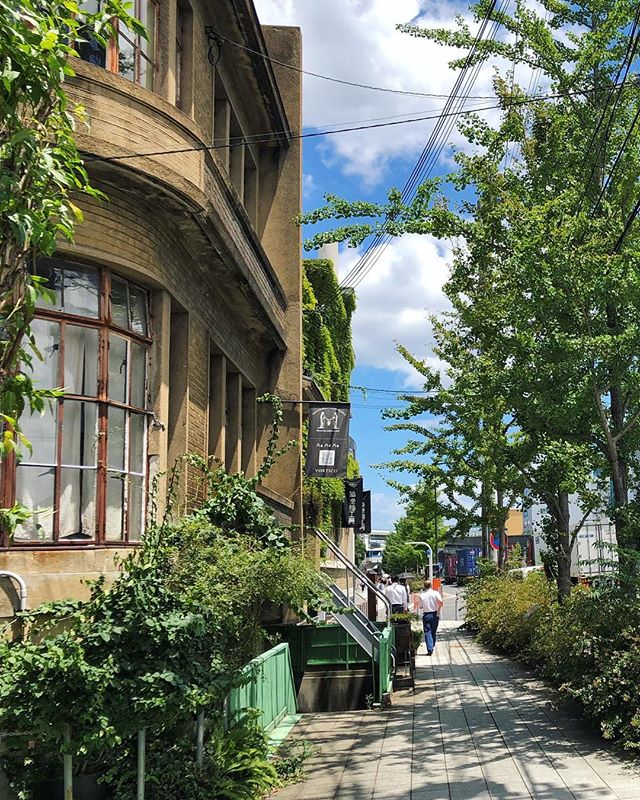 J’aime bien ces bâtiments en brique construits dans les années 30 au Japon. Ils apportent vraiment une ambiance nouvelle en ville :)