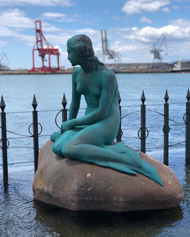 Une sirène dans un port japonais. Le regard perdu vers Copenhague