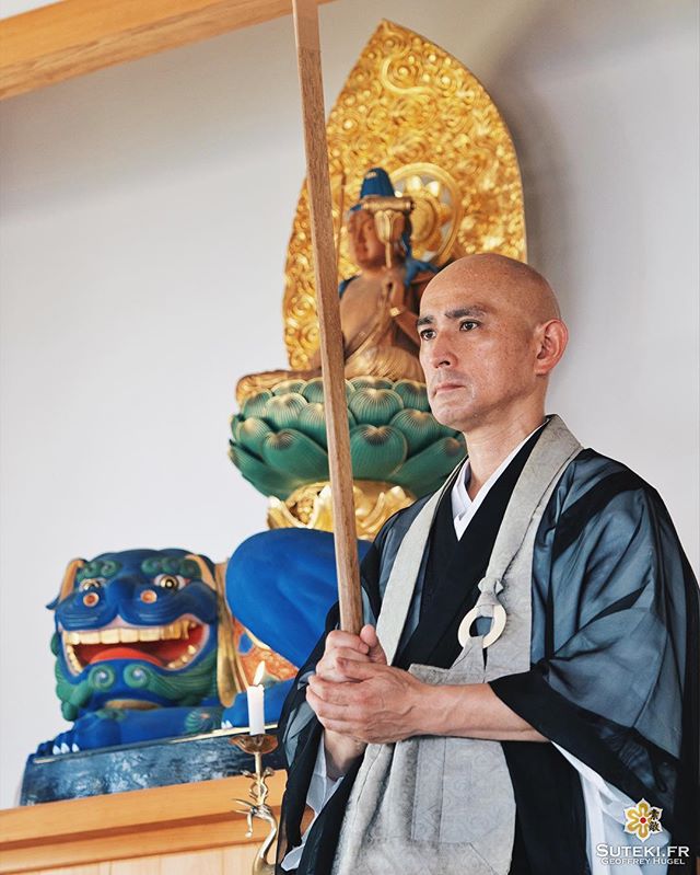 Le prêtre Iizuka-san est là pour vous initier au zazen ! Voulez-vous essayer ?! #izumo #izumoexperience