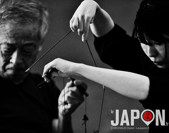 « The puppets masters ! » Bunraku, le théâtre de marionnettes japonaises 🎎 J’avais commencé ma série sur Izumo avec du noir & blanc… je fini avec du noir& blanc ! J’espère que ca vous a bien plu… n’hésitez pas à me laisser un commentaire pour m’encourager à faire des reportages dans des coins reculés du Japon 😘 #izumo #izumoexperience