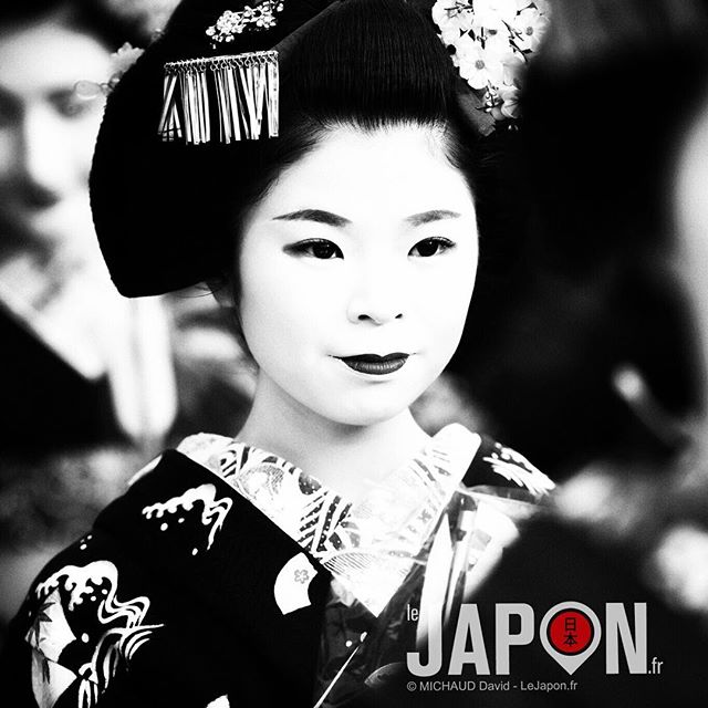 Voilà un nouveau portrait en Noir & Blanc ! Une Maiko (apprentie Geiko -Geisha-) de Kyoto ⛩  Merci pour vos nombreux commentaires ! 😃 Même si j’ai perdu du coup des followers ces derniers jours, je vais continuer à poster différents styles car c’est ce que j’aime créer 😉 #Geisha #Maiko #Kyoto #Yasaka #Setsubun