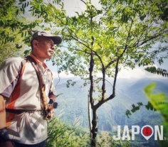 Pour visiter la jungle de Taïwan, il vous faut un expert ! Du coup l’ami aborigène de Vincent ( @hoxiong ), pur croisement entre Vin Diesel et Crocodile Dundee, a accepté de nous montrer sa zone de vie et de chasse. Très attaché aux esprits de la nature, le fait qu’étonnamment ses chiens de garde ne nous ont pas aboyés dessus et sont même venus faire ami avec nous, fut pour lui un signe que les esprits étaient heureux de nous voir, et de fait, il nous a accueilli comme des amis de longue date ! 😃🌴🌳🌿🙏🏻 #Taiwan #TaiwanSafari