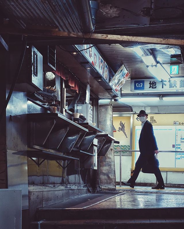 Dans les labyrinthes de Tokyo, certains izakayas cachés et coupés du temps échappent encore à l’épuration de la ville. Et c’est tant mieux.