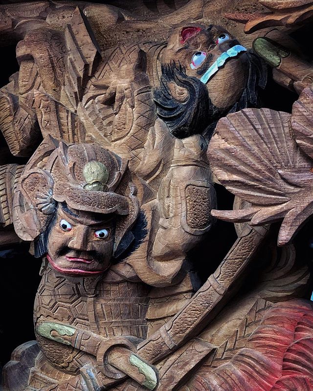 La minutie des sculptures sur le char d’une procession shintô